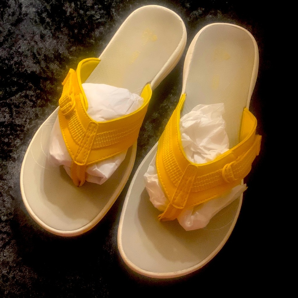 Adorable yellow Clark’s Cloudstepper Thong Sandal. Worn once.